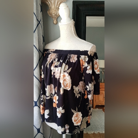 Off the Shoulder Blouse - Picture 2 of 5